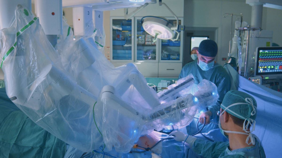 La medicina continúa en transformación con la implementación de androides en el quirófano que permiten realizar cirugías mínimamente invasivas. La medicina continúa en transformación con la implementación de androides en el quirófano que permiten realizar cirugías mínimamente invasivas.