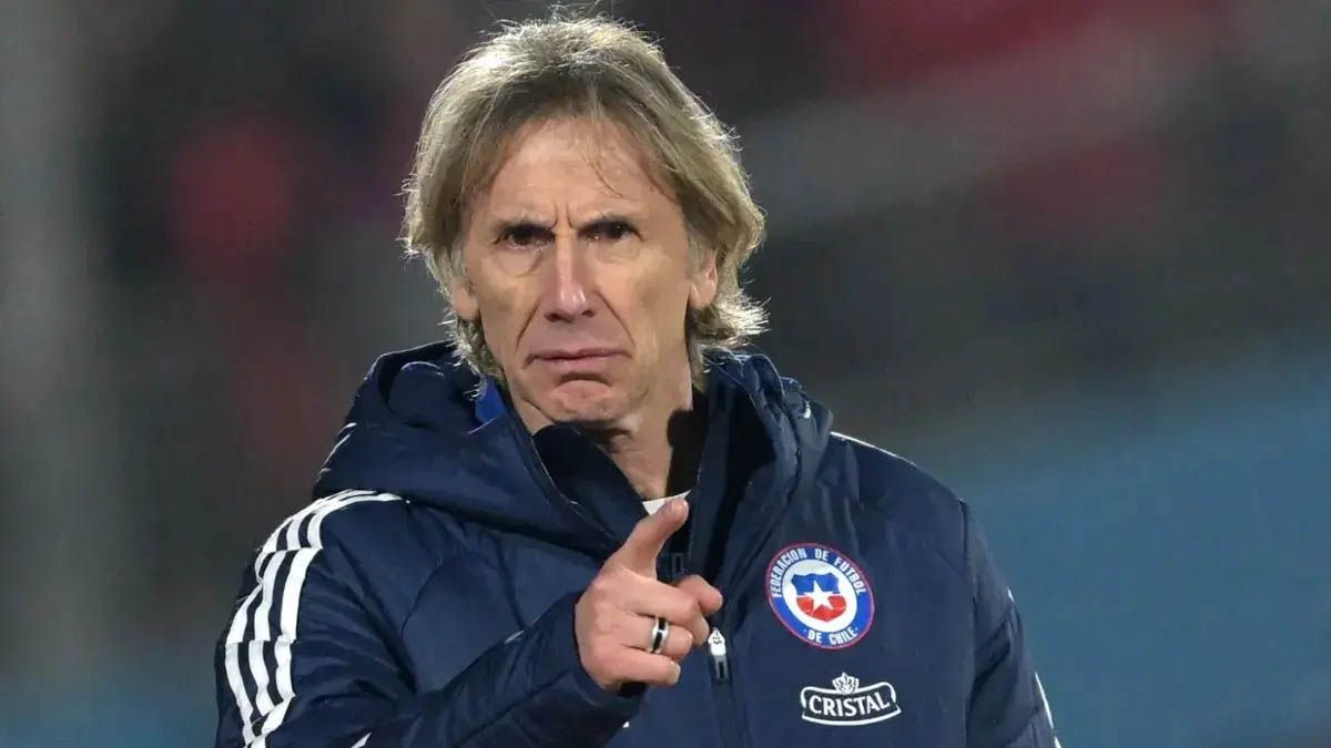 RicardoGareca sufrirá el descuento de su sueldo por parte de la Asociación Nacional deFútbol Profesional de Chile (ANFP) por viajar a la Argentina.