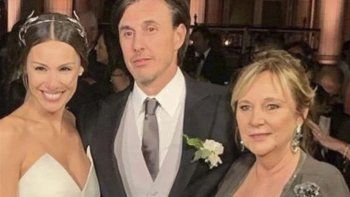 Roberto García Moritán junto a su madre y Pampita el día de su boda. Roberto García Moritán junto a su madre y Pampita el día de su boda.