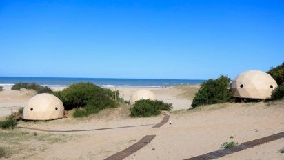 Un glamping frente al mar en una playa de Buenos Aires