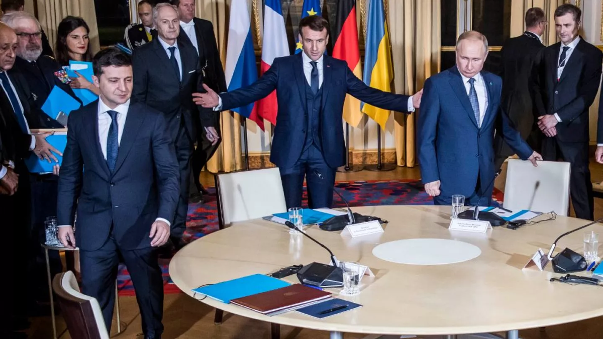 Volodymy Zelensky, Emmanuel Macron y Vladimir Putin | Foto de archivo