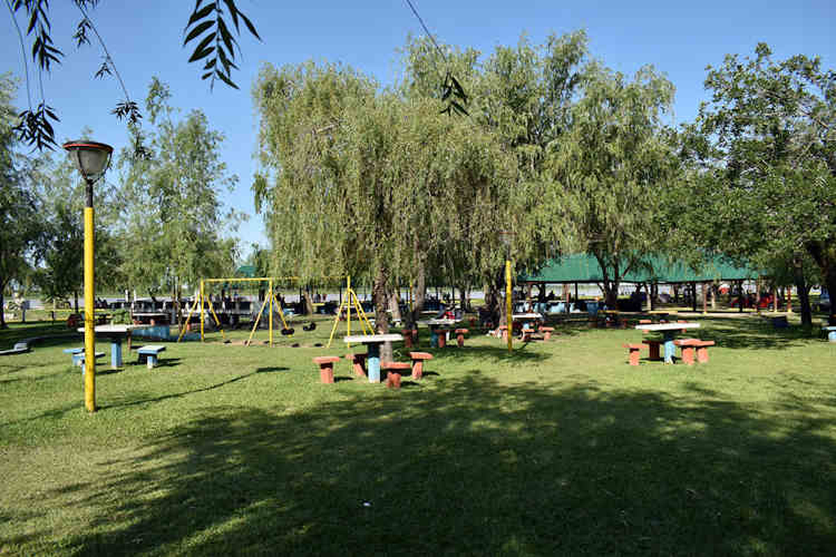 Cuenta con balneario, playón de pesca, sector de recreación para niños, parrilleros, quinchos, guardería náutica y bungalows. Cuenta con balneario, playón de pesca, sector de recreación para niños, parrilleros, quinchos, guardería náutica y bungalows.