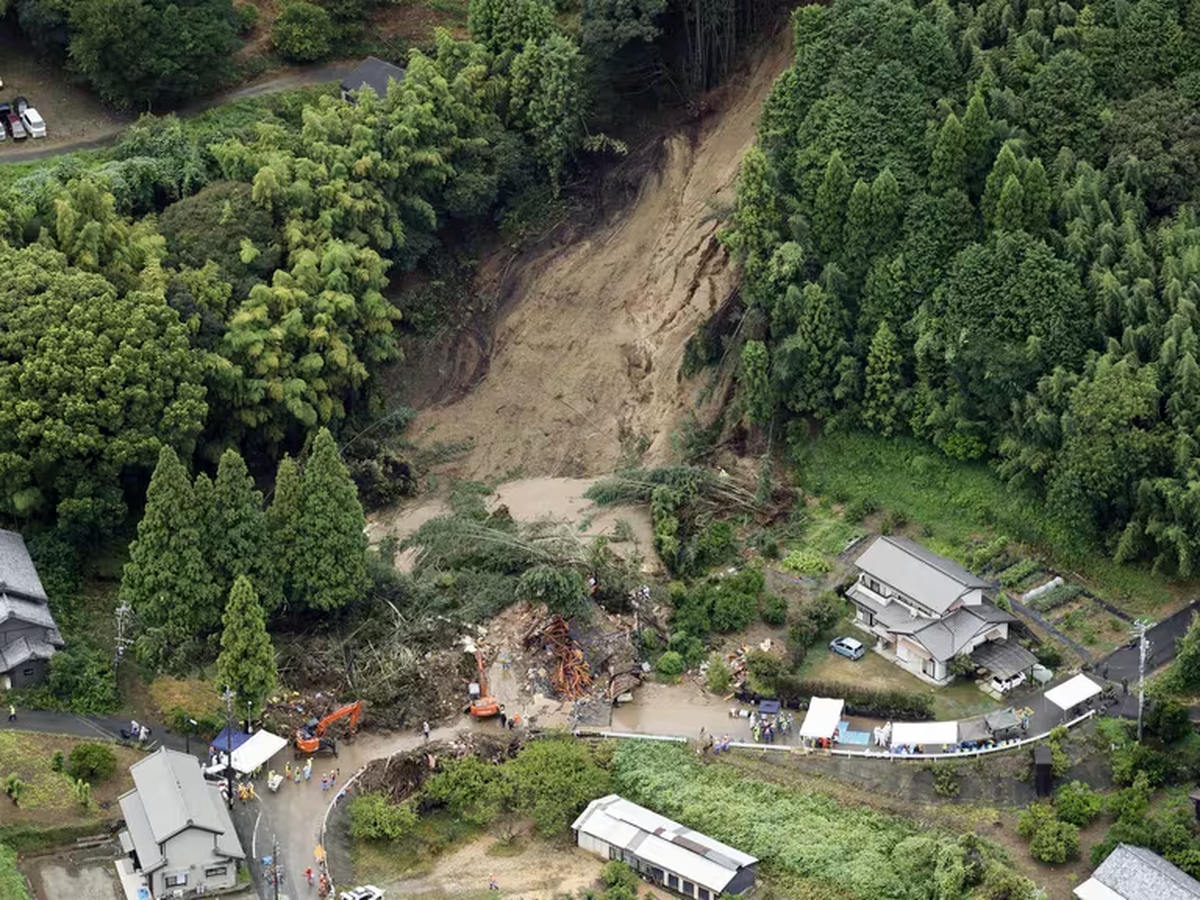 Esta imagen aérea muestra el deslizamiento de tierra en Gamagori, prefectura de Aichi, Japón, el miércoles 28 de agosto de 2024. Antes de la llegada del tifón, las fuertes lluvias provocaron un deslizamiento de tierra que sepultó una casa en la ciudad central de Gamagori. (Kyodo News vía AP) Esta imagen aérea muestra el deslizamiento de tierra en Gamagori, prefectura de Aichi, Japón, el miércoles 28 de agosto de 2024. Antes de la llegada del tifón, las fuertes lluvias provocaron un deslizamiento de tierra que sepultó una casa en la ciudad central de Gamagori. (Kyodo News vía AP)