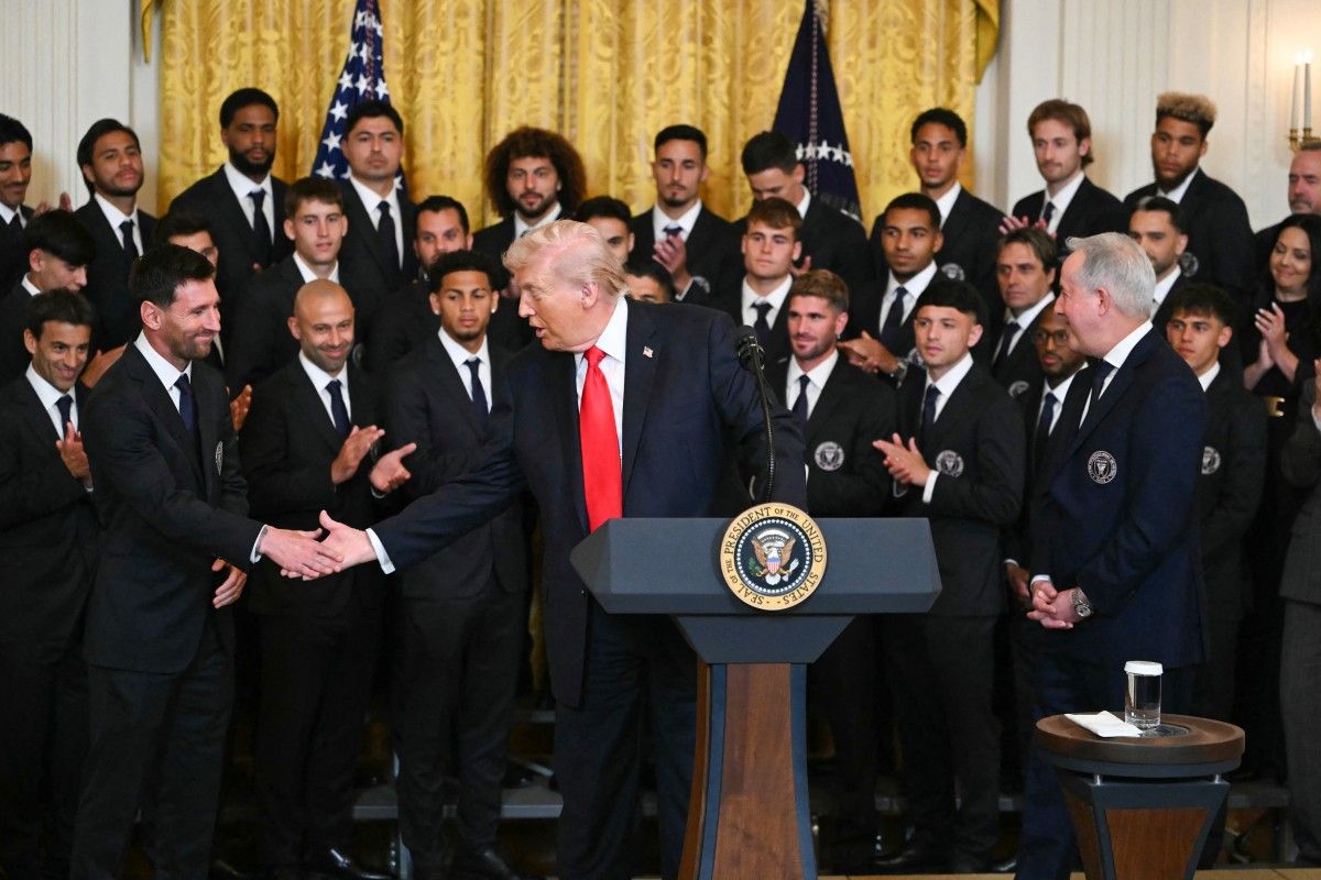 El presidente de USA, Donald Trump, estrecha la mano del astro argentino Lionel Messi durante un evento para el Inter Miami CF, ganador de la Major League Soccer Cup 2025, en la Sala Este de la Casa Blanca en Washington, DC, el 05/03/2026. El presidente de USA, Donald Trump, estrecha la mano del astro argentino Lionel Messi durante un evento para el Inter Miami CF, ganador de la Major League Soccer Cup 2025, en la Sala Este de la Casa Blanca en Washington, DC, el 05/03/2026. 