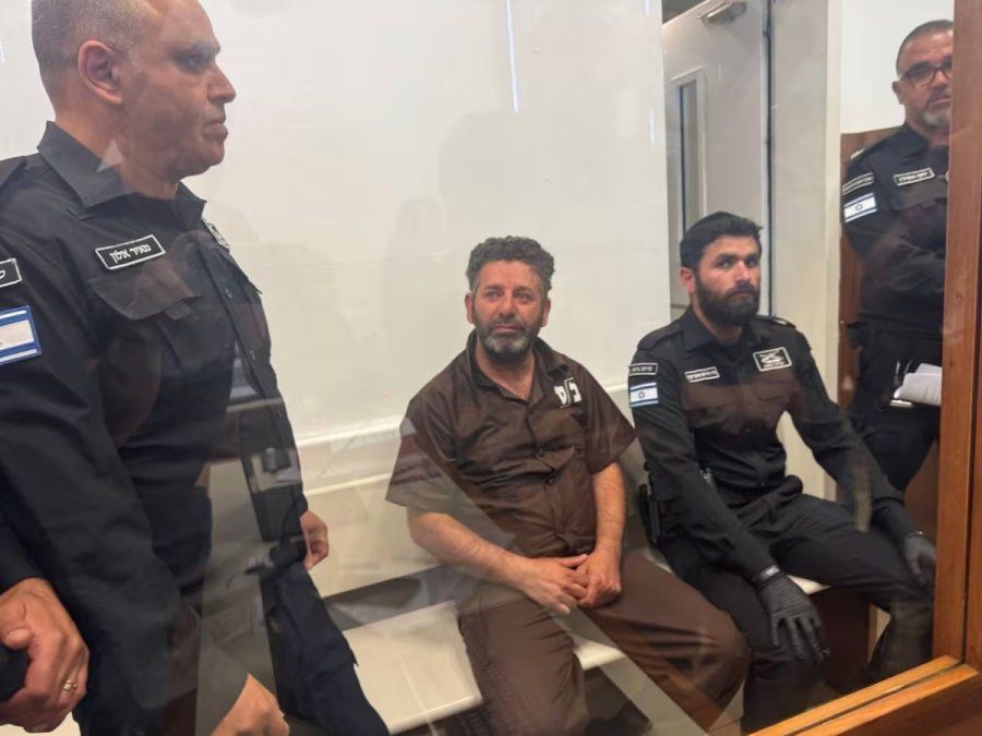 El español Saif Abu Kesheh, custodiado por agentes israelíes. El español Saif Abu Kesheh, custodiado por agentes israelíes.
