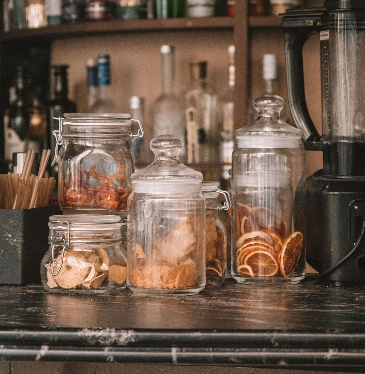 Copas sobre la barra y charlas que se alargan: el tardeo, ese punto medio donde la noche empieza sin apuro. Copas sobre la barra y charlas que se alargan: el tardeo, ese punto medio donde la noche empieza sin apuro.