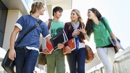 El 21 de septiembre celebramos el Día del Estudiante, con jóvenes disfrutando de actividades al aire libre, amigos y el ambiente festivo de la primavera.