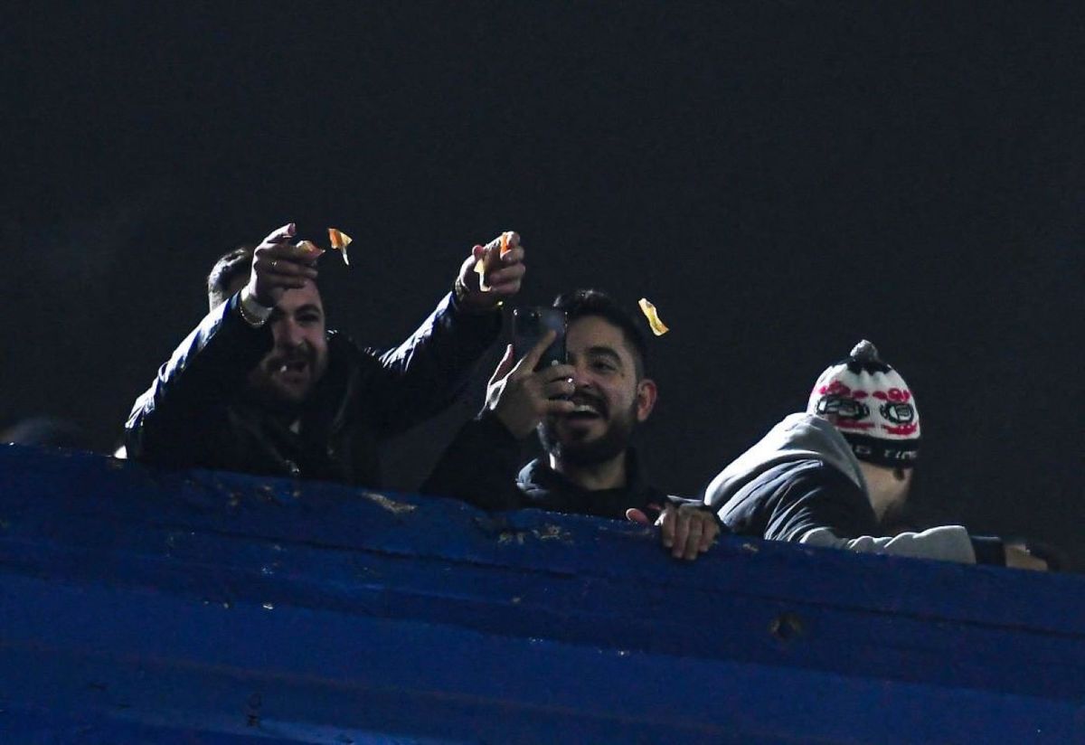 Hinchas brasileros rompen billetes y se los tiran a los argentinos.