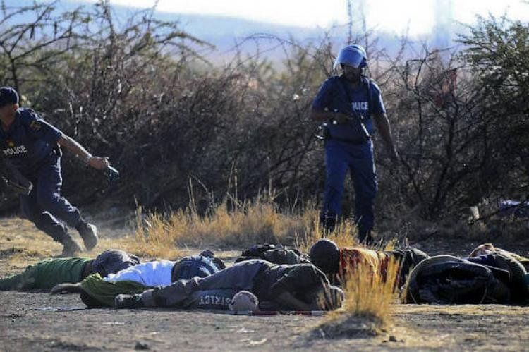 La policía revisa los muertos