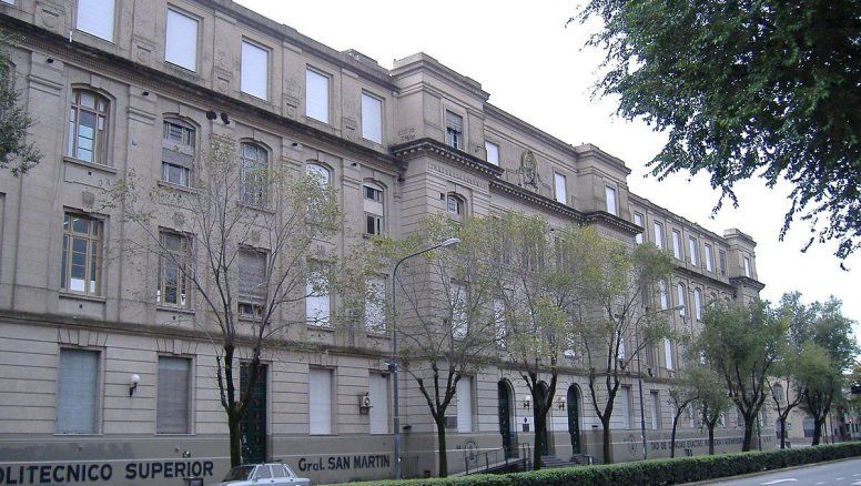 Asamblea en una universidad de Rosario terminó a las piñas y con detenidos