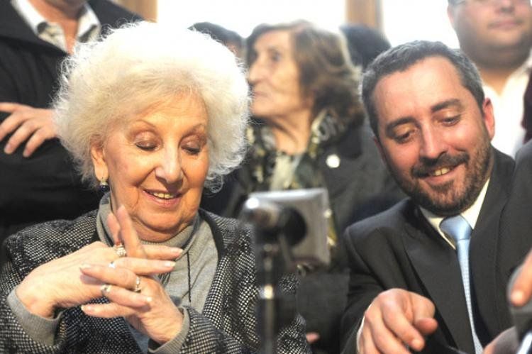El secretario de Derechos Humanos, Juan Martín Fresneda y la titular de Abuelas de Plaza de Mayo, Estela de Carlotto, en el acto de la restitución del nieto 106.