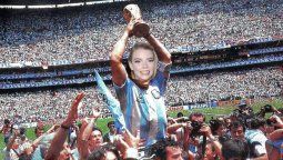 Meme de Anya Taylor-Joy llevando la copa como el Diego en el 86.