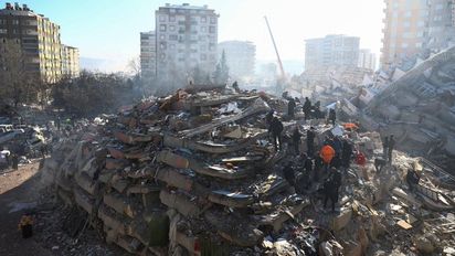 Bajo fuego, Erdogan minimiza terremoto próximo en Estambul