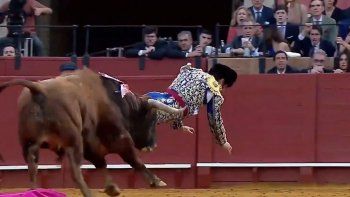 Sevilla reabre el debate de la tauromaquia: internan a un torero tras un brutal cruce