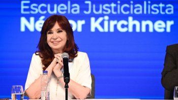 CFK devolvió con una sonrisa los aplausos militantes CFK devolvió con una sonrisa los aplausos militantes
