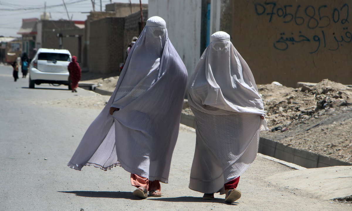 Las mujeres en Afganistán están obligadas a ocultar su rostro, su voz y su cuerpo en público. Las mujeres en Afganistán están obligadas a ocultar su rostro, su voz y su cuerpo en público.
