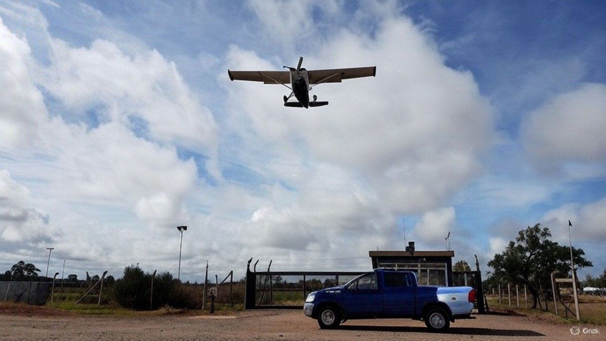 El narcotráfico se las ingenia para saltar los operativos de seguridad en la frontera norte. (Imagen generada con IA).
