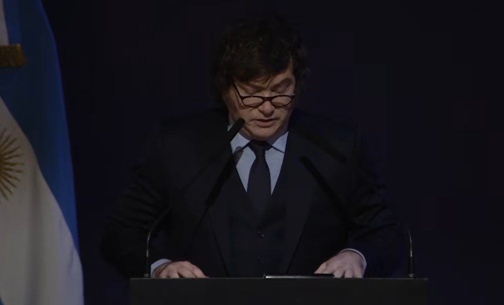 Javier Milei, prácticamente a oscuras, hablando en el Council of the Americas.