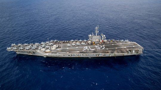 USA reemplaza un portaaviones clave en Medio Oriente tras crisis psicológica