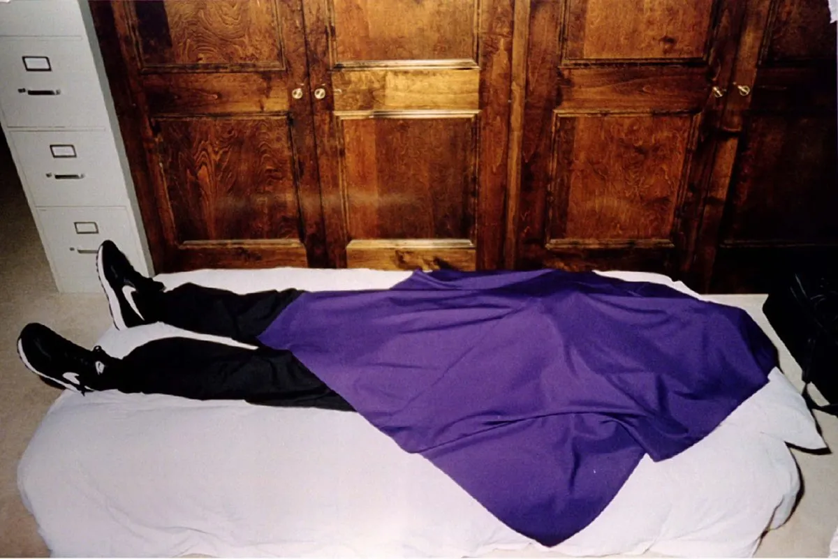 Los miembros de la secta estaban vestidos únicamente con chándales negros y zapatillas Nike. Sus cuerpos fueron encontrados tapados con mortajas violetas en una mansión alquilada por el grupo. Los miembros de la secta estaban vestidos únicamente con chándales negros y zapatillas Nike. Sus cuerpos fueron encontrados tapados con mortajas violetas en una mansión alquilada por el grupo.