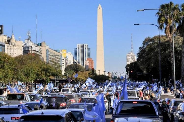 Sólo queda la expresión ciudadana de los banderazos para expresar la inconformidad con las actuales políticas, frente a la inexistencia de una oposición consistente que se plante frente a las arbitrariedades que salen de la Rosada y, sobre todo, del Inst