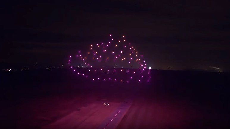 100 drones brillando en plena función...