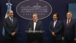 Raúl Jalil con Guillermo Francos de un lado, Gustavo Sáenz y Martín Llaryora del otro. Raúl Jalil con Guillermo Francos de un lado, Gustavo Sáenz y Martín Llaryora del otro.