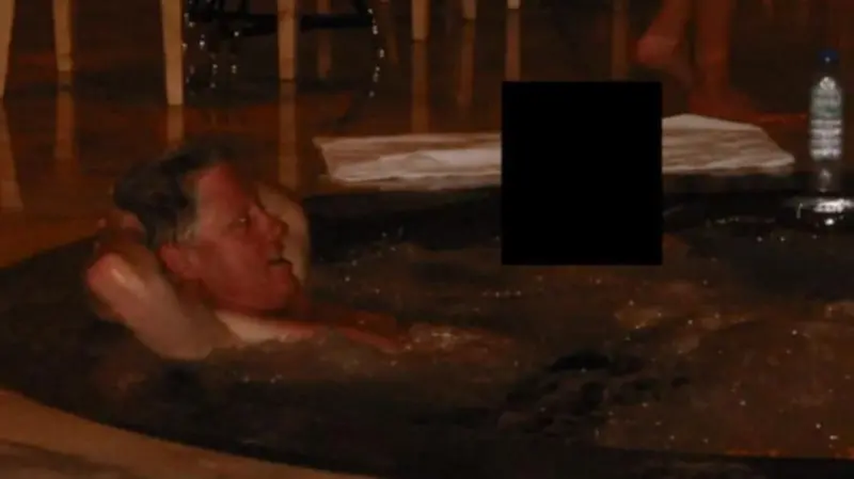 Bill Clinton en lo que parece ser un Jacuzzi con una persona al lado. Bill Clinton en lo que parece ser un Jacuzzi con una persona al lado.