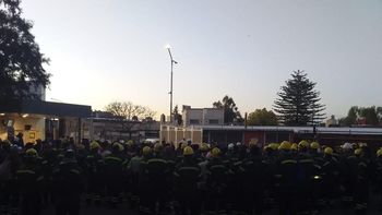 Los trabajadores de la planta de Techint que fabrica los caños para el gasoducto Néstor Kirchner en medio del paro (Foto: @TrabajadorSiat) Los trabajadores de la planta de Techint que fabrica los caños para el gasoducto Néstor Kirchner en medio del paro (Foto: @TrabajadorSiat)