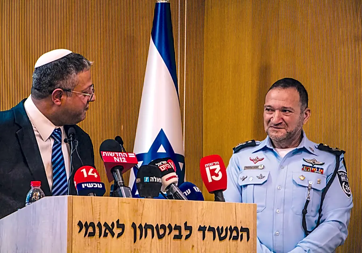 Itamar Ben Gvir (izq.) hablando con un policía.