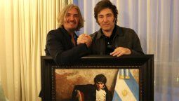 Javier Milei posa con el artista y con el polémico cuadro.