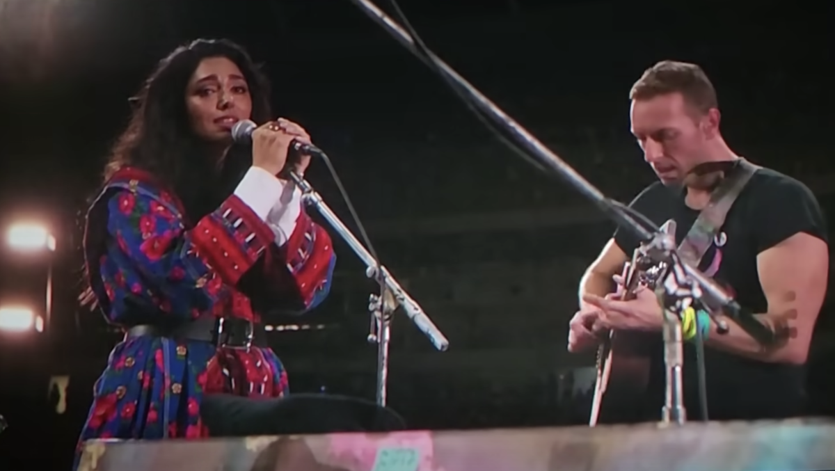 River se llenó de música prohibida con la artista iraní exiliada que cantó la canción Baraye, un himno de protesta en las calles de Irán