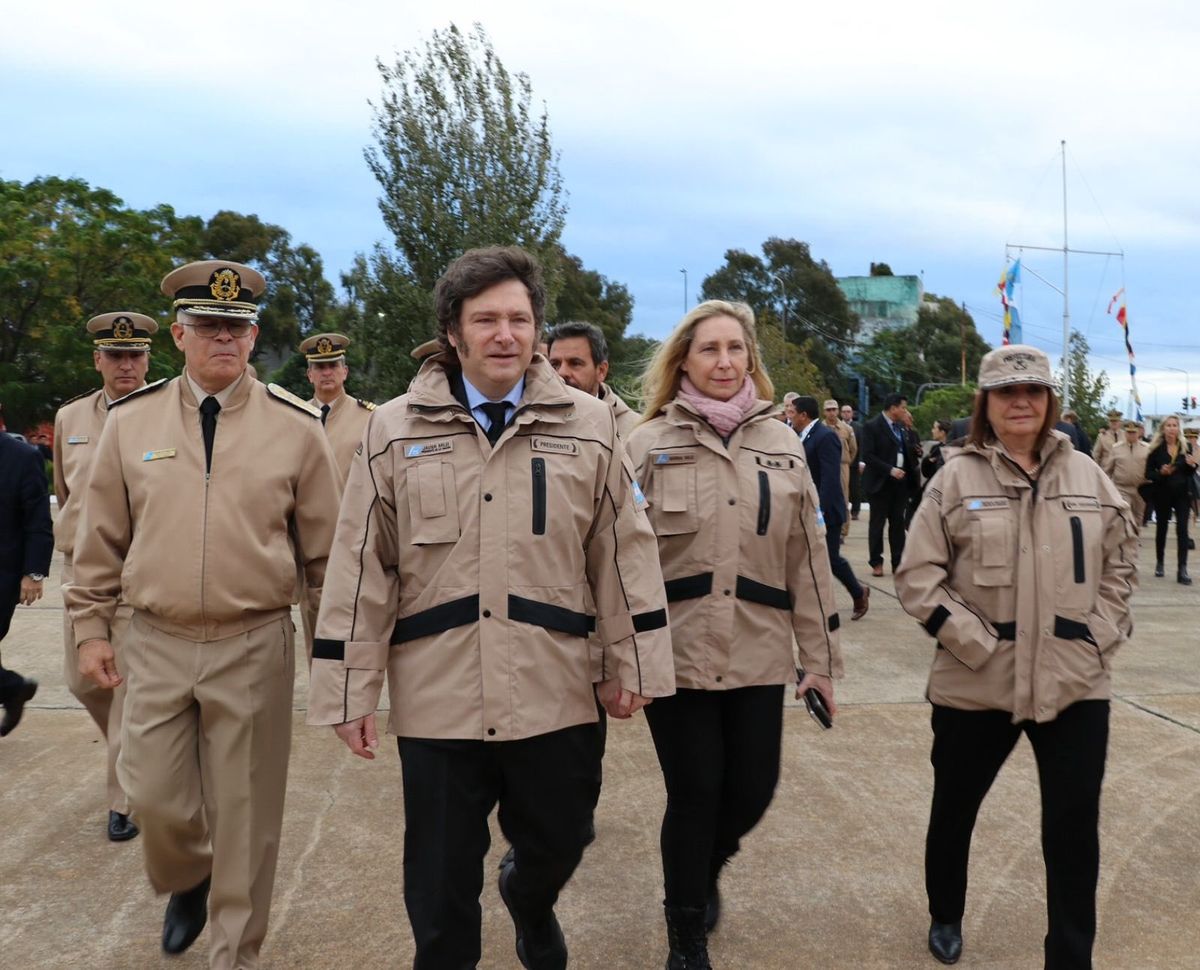Lucen el uniforme de PNA pero no entienden del tema aunque son elegidos (no es el caso de Karina pero sí de Javier y Patricia) porque la mayoría cree que sí conocen. Lucen el uniforme de PNA pero no entienden del tema aunque son elegidos (no es el caso de Karina pero sí de Javier y Patricia) porque la mayoría cree que sí conocen.