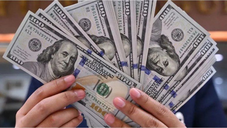 El dólar subió 5% en una semana mientras el riesgo país sigue arriba de 1.000 puntos