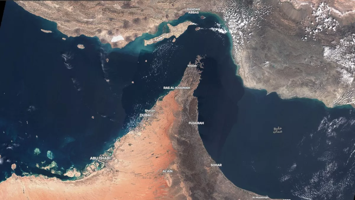El estrecho de Ormuz es un estrecho angosto entre el golfo de Omán, localizado al sudeste, y el golfo Pérsico, al sudoeste. En la costa norte se localiza Irán y en la costa sur el exclave omaní de Musandam El estrecho de Ormuz es un estrecho angosto entre el golfo de Omán, localizado al sudeste, y el golfo Pérsico, al sudoeste. En la costa norte se localiza Irán y en la costa sur el exclave omaní de Musandam