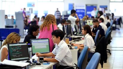 Control de empleados públicos y Macri agita la reforma laboral
