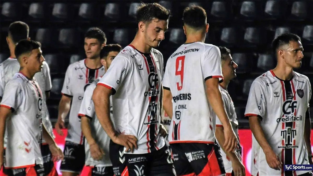 Chacarita sufre una dura crisis futbolística que se acrecentó tras caer ante San Martín de San Juan 0-4 lo que derivó en la reacción de la barra brava. Chacarita sufre una dura crisis futbolística que se acrecentó tras caer ante San Martín de San Juan 0-4 lo que derivó en la reacción de la barra brava.