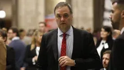 altText(Encuesta: Mucha bronca de votantes de Milei contra Adorni (y lo vuelven a esconder))}