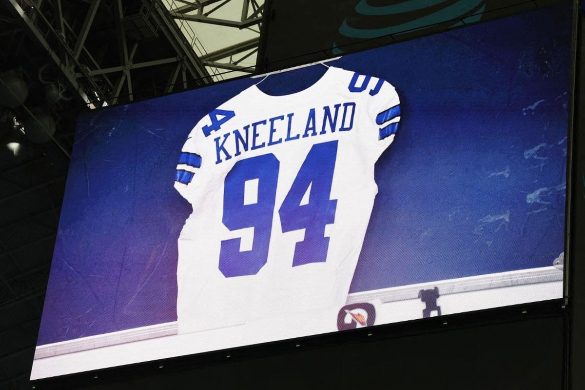 Una camiseta conmemorativa de Marshawn Kneeland en el estadio de los Dallas Cowboys, donde el caso del exjugador volvió a abrir el debate sobre el daño cerebral en la NFL. Una camiseta conmemorativa de Marshawn Kneeland en el estadio de los Dallas Cowboys, donde el caso del exjugador volvió a abrir el debate sobre el daño cerebral en la NFL.