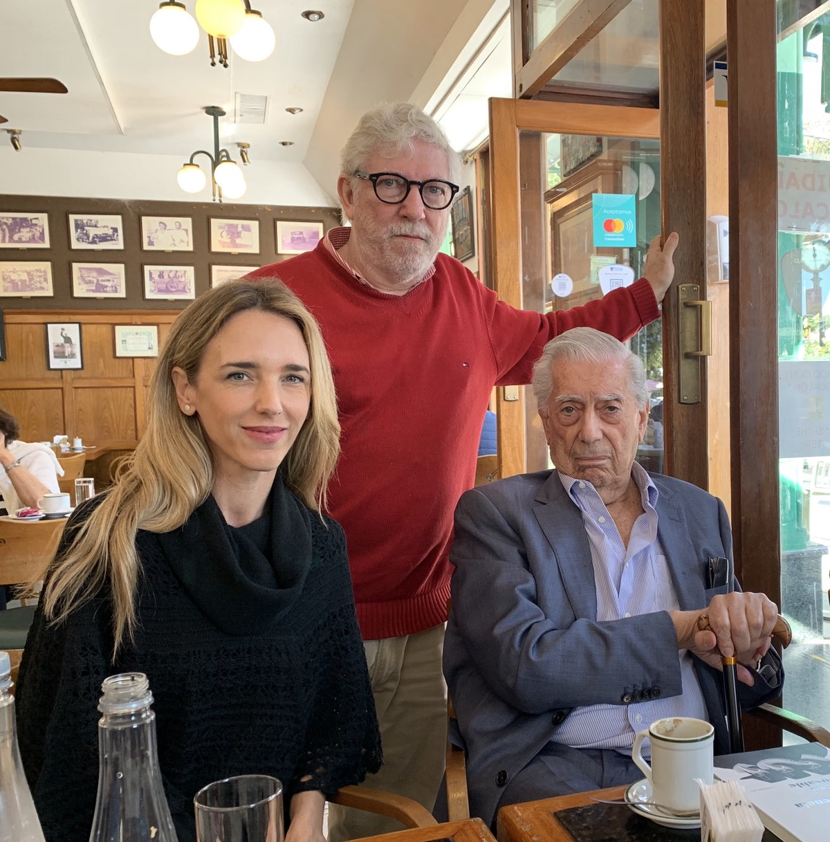 El marqués Mario Vargas Llosa con la marquesa Cayetana Álvarez de Toledo El marqués Mario Vargas Llosa con la marquesa Cayetana Álvarez de Toledo