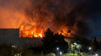 La columna de humo del incendio del depósito de La Anónima era de tal magnitud que podían verse desde las localidades vecinas. La columna de humo del incendio del depósito de La Anónima era de tal magnitud que podían verse desde las localidades vecinas.
