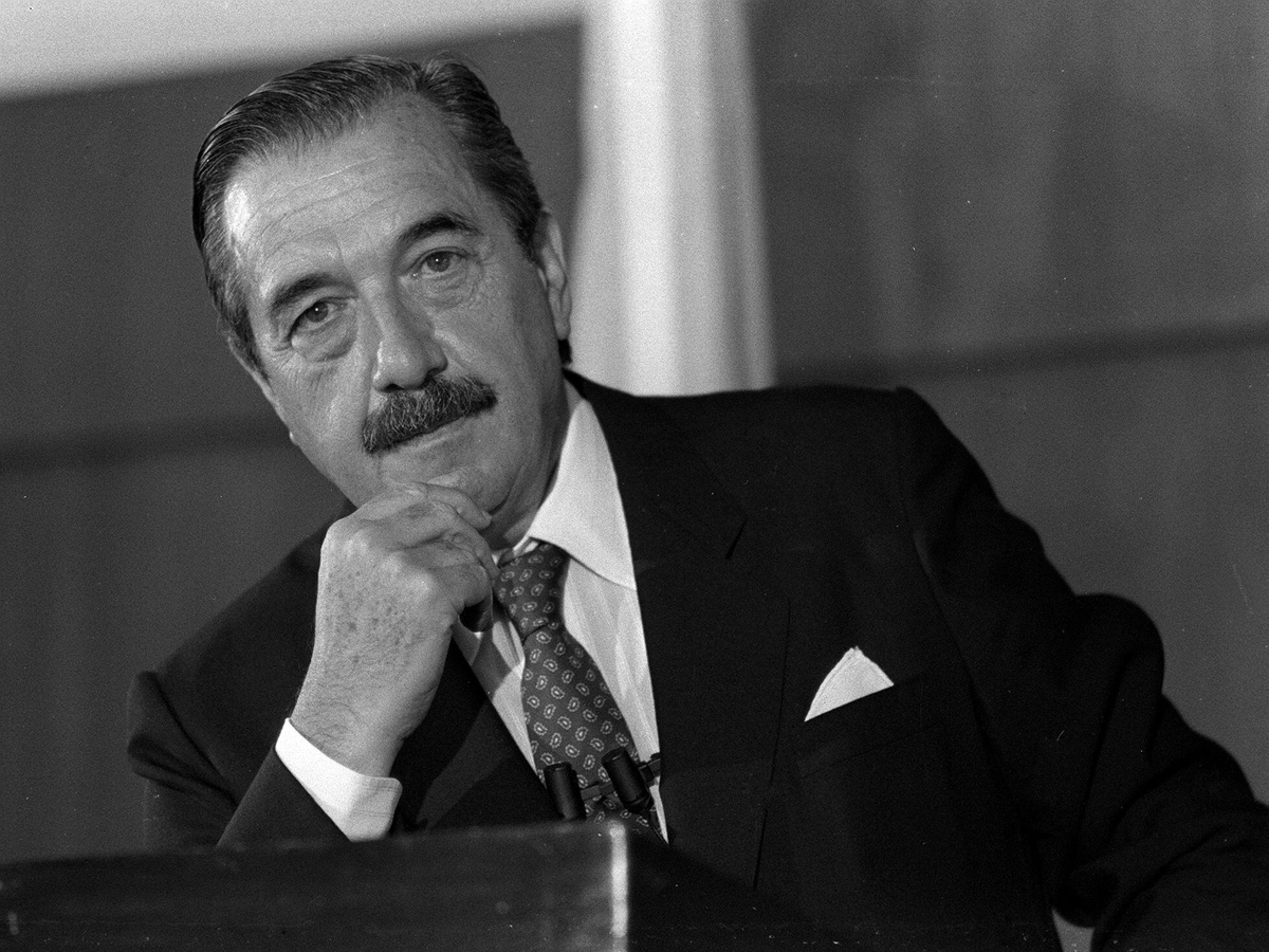 Raúl Alfonsín ya había sufrido otros dos atentados anteriormente, ambos con bombas. La primera fue desactivada a tiempo y la segunda, en su casa provisional, explotó sin lamentar víctimas. Raúl Alfonsín ya había sufrido otros dos atentados anteriormente, ambos con bombas. La primera fue desactivada a tiempo y la segunda, en su casa provisional, explotó sin lamentar víctimas.