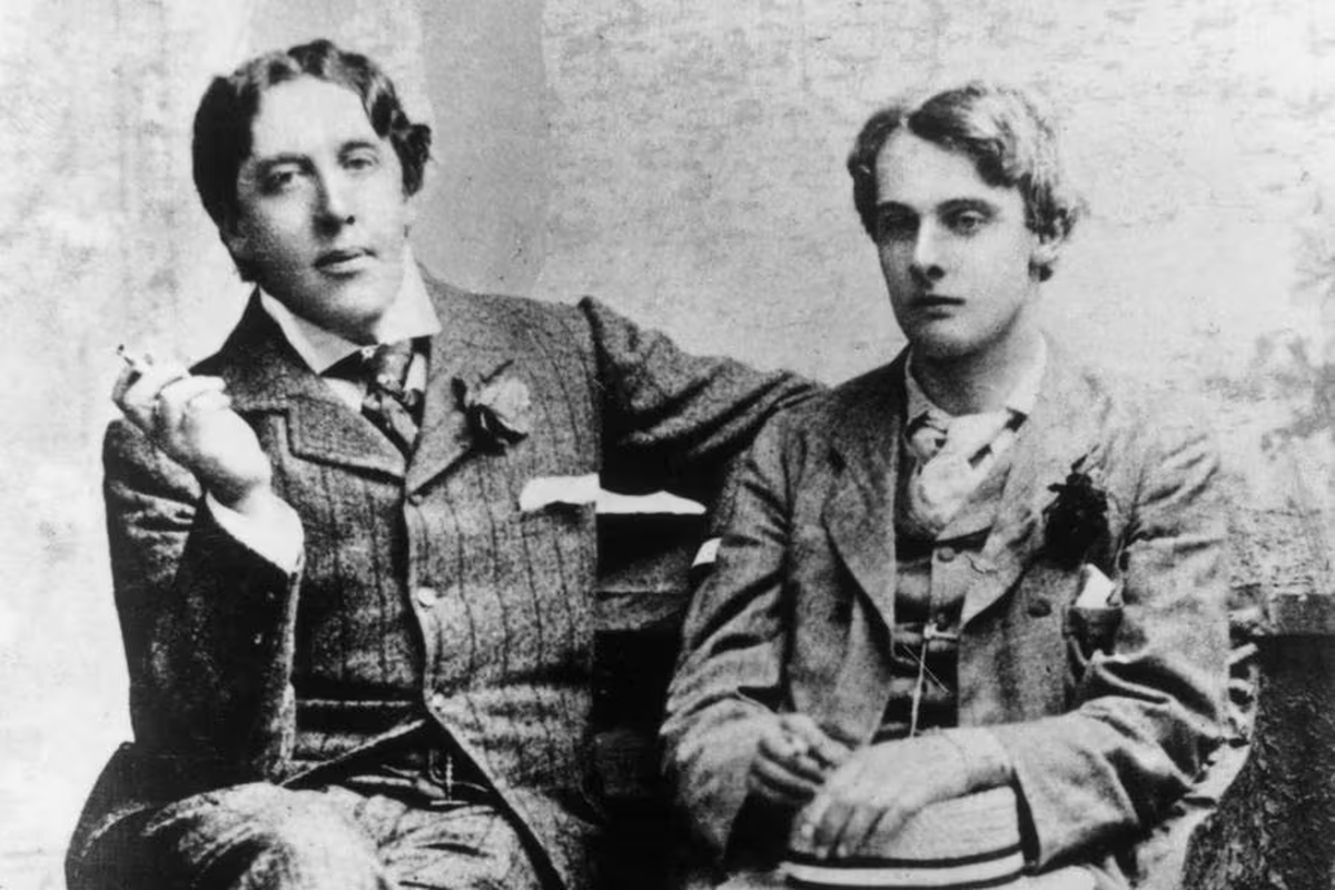 Para la sociedad británica de la era victoriana, Oscar Wilde era una persona inteligente y muy ingeniosa y jovial. Puertas adentro, se rodeaba de amantes jóvenes, lo que sería su condena personal. Para la sociedad británica de la era victoriana, Oscar Wilde era una persona inteligente y muy ingeniosa y jovial. Puertas adentro, se rodeaba de amantes jóvenes, lo que sería su condena personal.