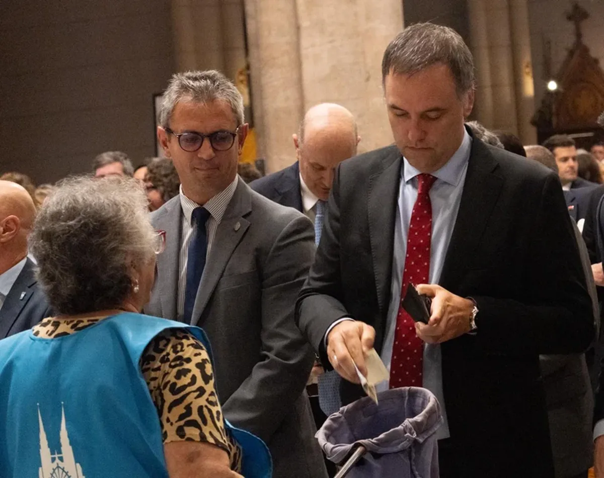 Momento incómodo y sonrisa de Martín Menem: Manuel Adorni deposita la limosna en la Basílica de Luján Momento incómodo y sonrisa de Martín Menem: Manuel Adorni deposita la limosna en la Basílica de Luján