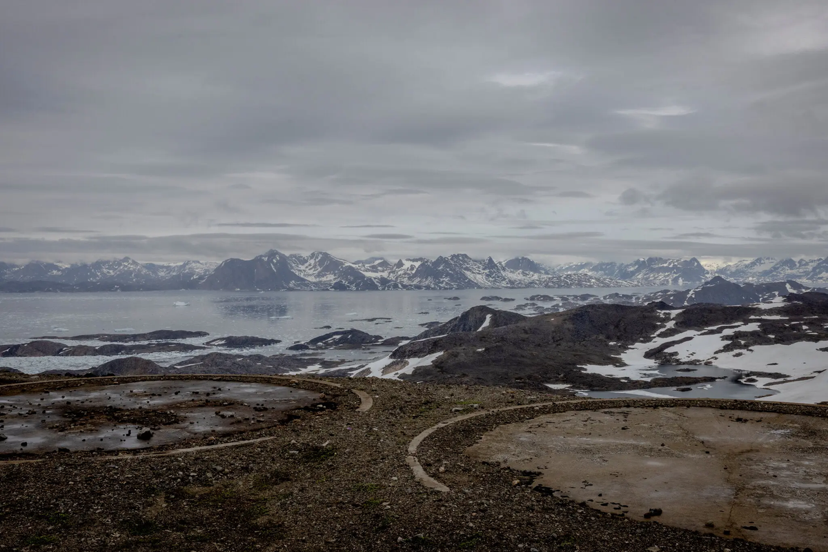 La relación de Dinamarca con Groenlandia comenzó en 1721, cuando Dinamarca estableció su presencia en la isla, y desde entonces forma parte del Reino de Dinamarca, el cual la administra. La relación de Dinamarca con Groenlandia comenzó en 1721, cuando Dinamarca estableció su presencia en la isla, y desde entonces forma parte del Reino de Dinamarca, el cual la administra. 