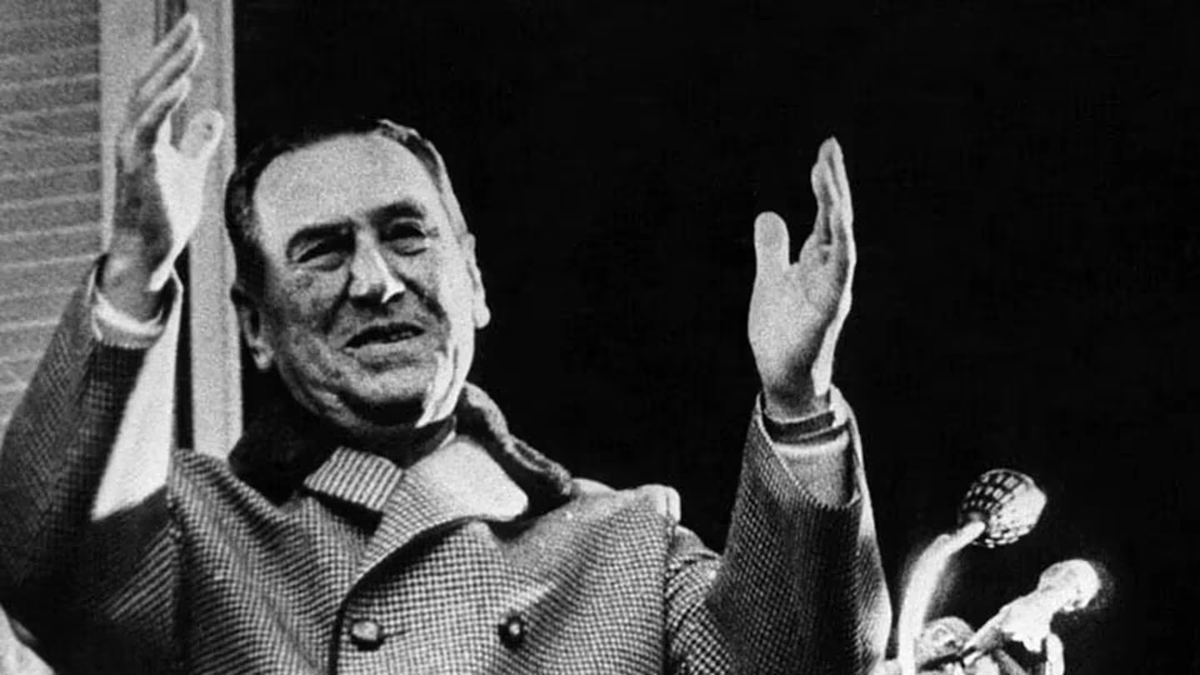 Perón se casó tres veces en su vida, pero sus romances alocados las opacan, sobre todo algunos de ellos donde la diferencia de edad era motivo de escándalo (más considerando que una era apenas adolescente). Perón se casó tres veces en su vida, pero sus romances alocados las opacan, sobre todo algunos de ellos donde la diferencia de edad era motivo de escándalo (más considerando que una era apenas adolescente).