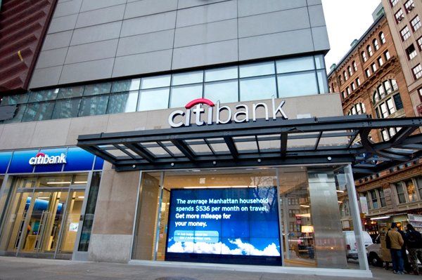 La unidad Citi Holdings es pequeña y se ha achicado desde que fue establecida por primera vez, como Pandit prometió originalmente. En los primeros 3 meses de este año representó apenas US$1.500 millones de los US$20.000 millones en ingresos de Citi. No ob