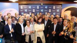 altText(CFK pasó por la sede del PJ, se sacó foto y sembró dudas sobre su candidatura)}
