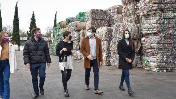 Mayra Mendoza recorrió una planta procesadora de fibras en Bernal Mayra Mendoza recorrió una planta procesadora de fibras en Bernal