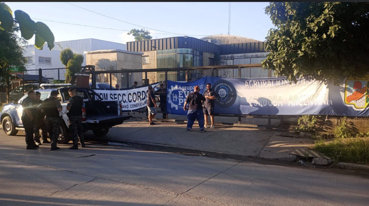 Echaron sin indemnización a casi la mitad del personal de la metalúrgica Electropart y estalló la UOM. Echaron sin indemnización a casi la mitad del personal de la metalúrgica Electropart y estalló la UOM.